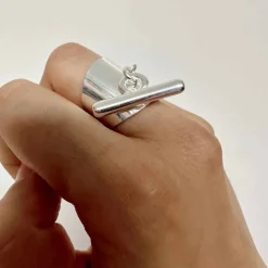 Bague large T