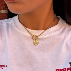 Collier fin médaille Lune dorée "Lou"
