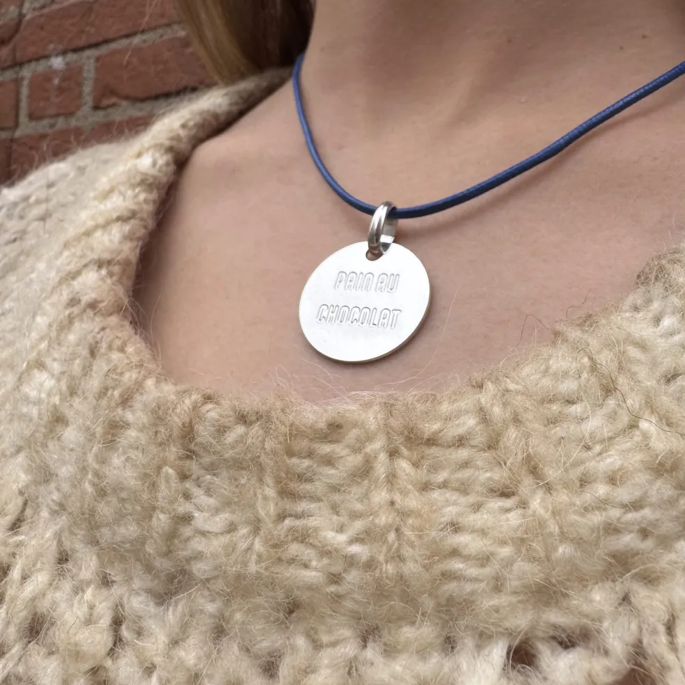 Collier pendant "Pain au chocolat"